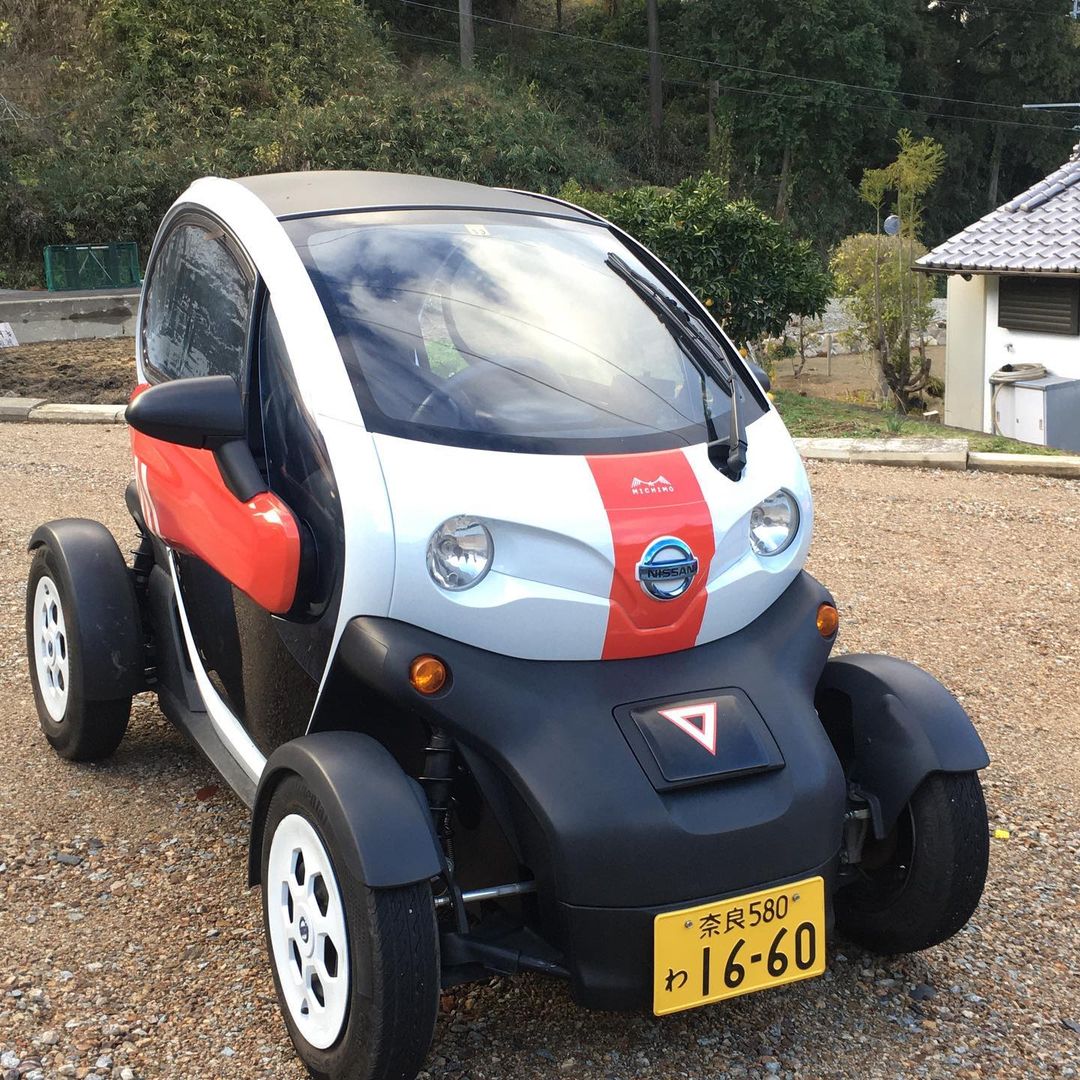 今晩のお泊まりは『ミチモ』君です！ 超小型電気自動車『M ICH I MO』　明日香村のドライブ観光には最適です。 狭い道もスーイスイ‼️ 2人乗りです。