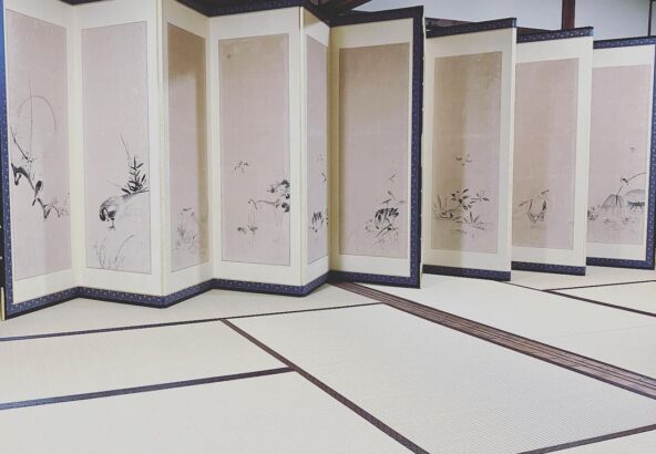 奈良県明日香村｜お宿キトラにある六曲一双の屏風です。